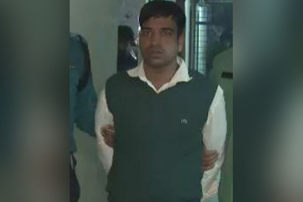 মন্ত্রী ও পুলিশ কর্মকর্তা পরিচয়ে চাঁদা তুলতেন তিনি