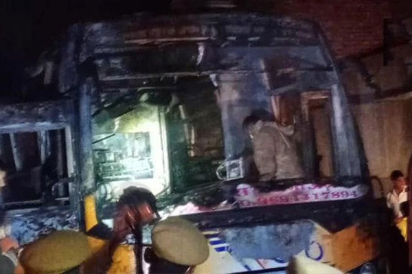 ভারতে বিদ্যুৎস্পৃষ্টে যাত্রীবাহী বাস পুড়ে ছাই, ৬ জনের মৃত্যু