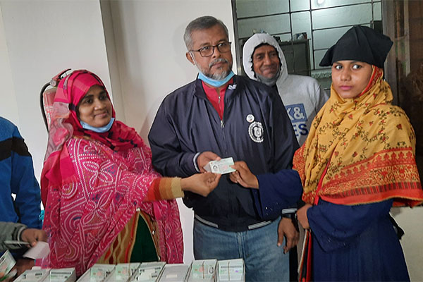 ধামরাই পৌরসভায় স্মার্ট কার্ড বিতরণ