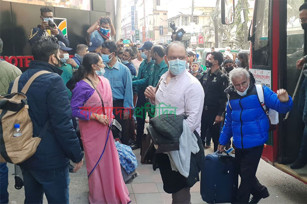 কোয়ারেন্টিন শেষে মুক্ত বাতাসে যুক্তরাজ্য ফেরত ১১৫ প্রবাসী