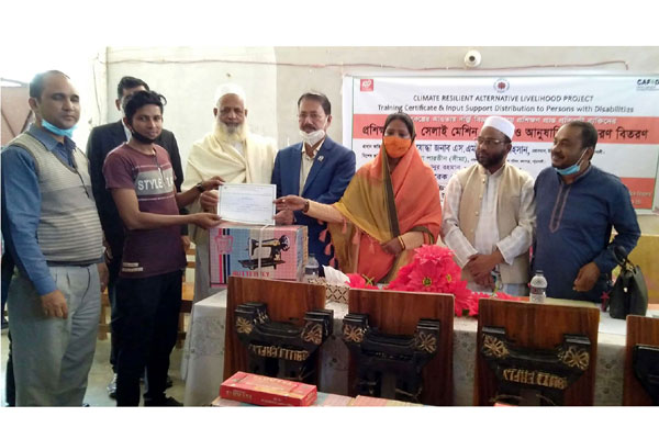 কুয়াকাটায় ১৯ প্রতিবন্ধী পেলেন সেলাই মেশিন