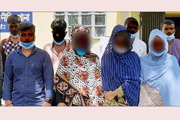 আবাসিক হোটেলে আপত্তিকর অবস্থায় ৮ নারী-পুরুষ আটক