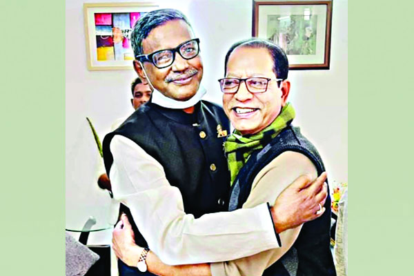 বিএনপি প্রার্থীর বাড়ি গেলেন কাদের মির্জা, করলেন কোলাকুলি
