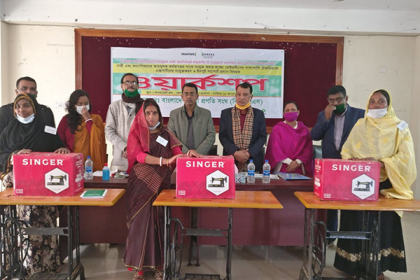 নেত্রকোনায় গ্রামীণ ১২ নারীকে প্রণোদনা