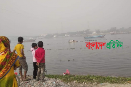 দুই ট্রলারের সংঘর্ষে সবজি বিক্রেতা নিখোঁজ 