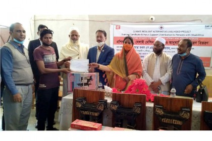 কুয়াকাটায় ১৯ প্রতিবন্ধী পেলেন সেলাই মেশিন