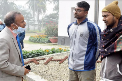 অবস্থান কর্মসূচিতে অনড় খুবি’র সেই দুই শিক্ষার্থী
