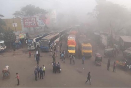 ঘন কুয়াশার কারণে ফেরি চলাচল বন্ধ থাকায় যাত্রীদের দুর্ভোগ