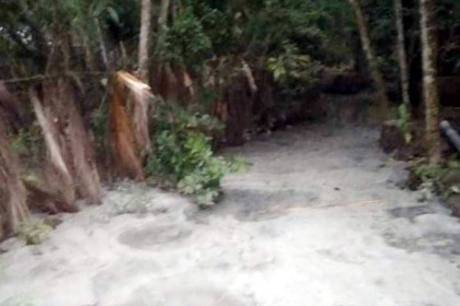 নলছিটিতে সরকারি খালের উপর বাঁধ নির্মাণের অভিযোগ