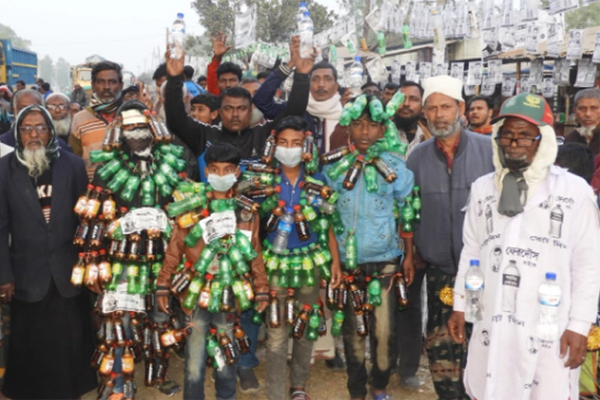 গলায় বোতল ঝুলিয়ে অভিনব প্রচার প্রার্থীর!