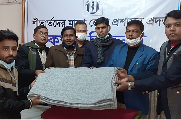 মাগুরায় শীতার্তদের মাঝে কম্বল বিতরণ