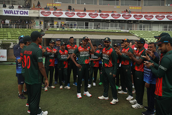 অভিষেক ম্যাচে অনন্য হাসান মাহমুদ