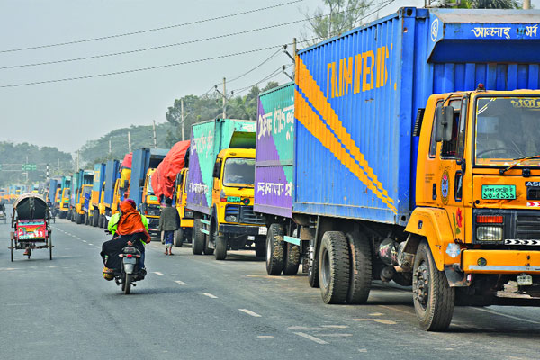 ঘন কুয়াশায় পাটুরিয়া দৌলতদিয়া ফেরি চলাচল বন্ধে চরম দুর্ভোগ
