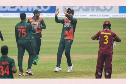 দুর্দান্ত প্রত্যাবর্তন সাকিবের, নিলেন ৫ রানে তিন উইকেট
