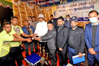বগুড়ায় পুলিশ সুপার কাপ ব্যাটমিন্টন টুর্নামেন্টের পুরস্কার বিতরণ