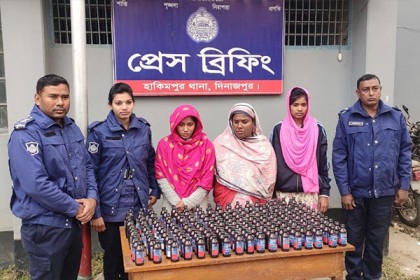 বাড়ির আঙিনা থেকে ফেনসিডিল উদ্ধার, দুই নারী আটক