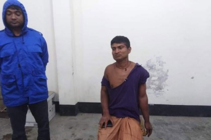 বিদেশী পিস্তলসহ যুবককে পুলিশে দিলো জনতা