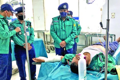 
রাজশাহীতে তল্লাশি চৌকিতে সার্জেন্টের ওপর হামলার ঘটনায় মামলা