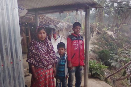 ভূমিহীন পরিবারের একমাত্র আশ্রয় পুকুরপাড়!