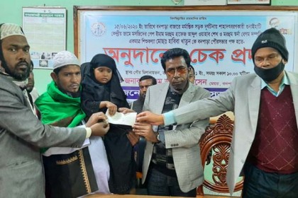 বড়াইগ্রামে মা-বাবা হারানো শিশুকে আর্থিক অনুদান