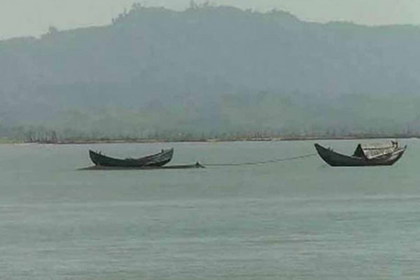 চার নৌকাসহ ২০ বাংলাদেশি জেলেকে ধরে নিয়ে গেছে মিয়ানমার নৌবাহিনী

