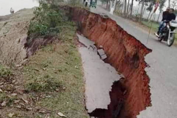 কুশিয়ারা নদীর ভাঙনে নদীগর্ভে সড়ক, যান চলাচল বন্ধ