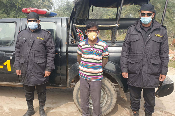গাজীপুরে ৩২ কেজি গাঁজাসহ মাদক ব্যবসায়ী আটক