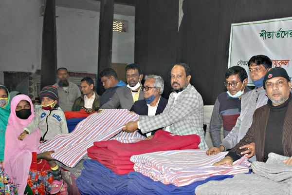 দিনাজপুরে শীতার্তদের মাঝে কম্বল বিতরণ