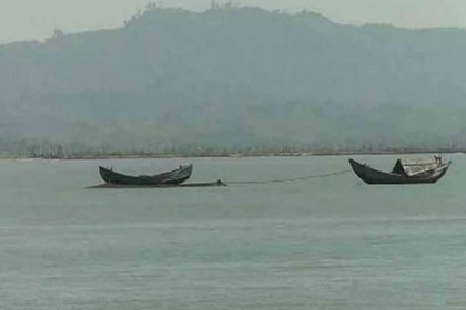 চার নৌকাসহ ২০ বাংলাদেশি জেলেকে ধরে নিয়ে গেছে মিয়ানমার নৌবাহিনী


