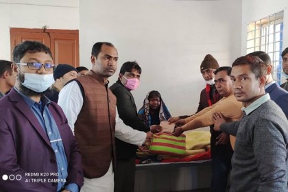 রাস্তায় ফেলে রাখা বৃদ্ধার পাশে ঠাকুরগাঁও রিপোর্টার্স ইউনিটি