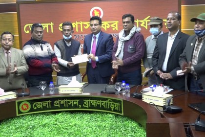 ব্রাহ্মণবাড়িয়ায় লেখক নাজমুল কবিরের পাশে জেলা প্রশাসক