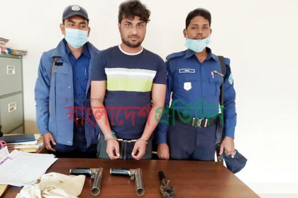 অস্ত্র উঁচিয়ে গ্রামবাসীকে ধাওয়া, ৯৯৯ ফোনে আটক যুবক
