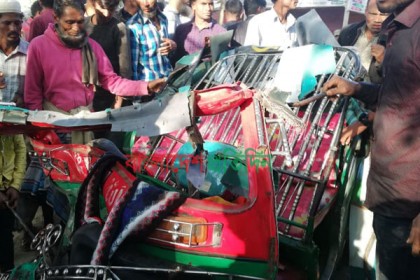 পিকআপভ্যানের ধাক্কায় দুমড়ে মুচড়ে গেল সিএনজি, ‍বৃদ্ধ নিহত
