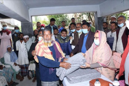 মোংলায় সাড়ে ৪শ শীতার্ত পরিবারে কম্বল বিতরণ