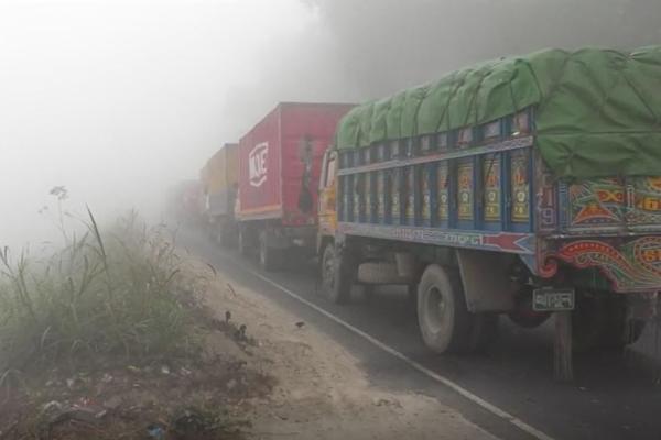 ঘন কুয়াশায় টাঙ্গাইলে মহাসড়কে যান চলাচল ব্যাহত