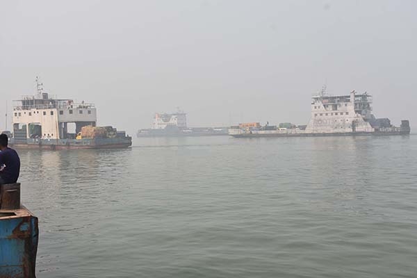 দৌলতদিয়া-পাটুরিয়া নৌরুটে ফেরি চলাচল শুরু