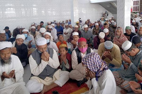 কলাপাড়ায় মসজিদে মসজিদে দোয়া চাইলেন স্বতন্ত্র মেয়র প্রার্থী