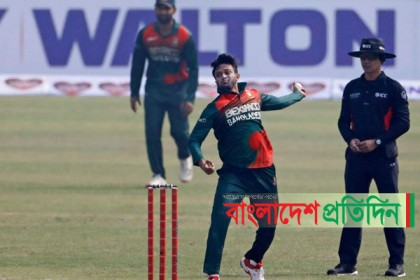আবারও সাকিবের আঘাত, বনারকে ফেরালেন হাসান