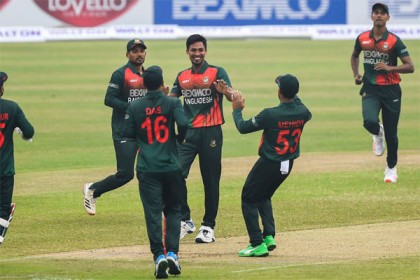 আম্পায়ারের ভুলে এক বল কম করলেন মুস্তাফিজ!