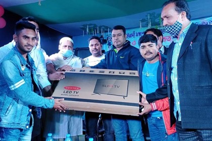 সিদ্ধিরগঞ্জে ব্যাডমিন্টন প্রতিযোগিতার পুরস্কার বিতরণ