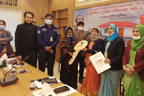 মাদারীপুরে ১৪৬ পরিবারকে নতুন ঘরের চাবি হস্তান্তর