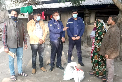আগুনে দগ্ধ হয়ে মারা গেলেন বৃদ্ধা, অসহায়দের পাশে দাঁড়াল পুলিশ