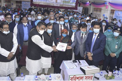 বরিশালে বাড়ির কাগজ পেয়ে খুশি ১ হাজার ৯টি পরিবার