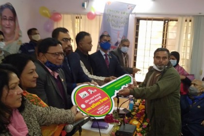পঞ্চগড়ে ১০৫৭ ভূমিহীনের হাতে বাড়ির চাবি জমির দলিল 

