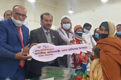 তাড়াশে গৃহহীনদের মাঝে ১৫২টি গৃহ ও জমির দলিল হস্তান্তর