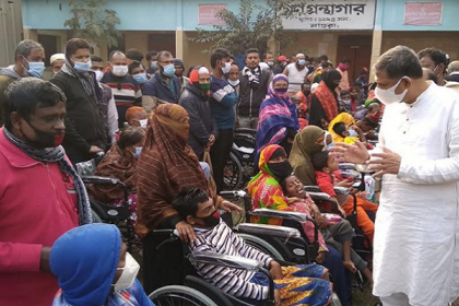 মাগুরায় প্রতিবন্ধীদের মাঝে হুইল চেয়ার ও হেয়ার এইড বিতরণ