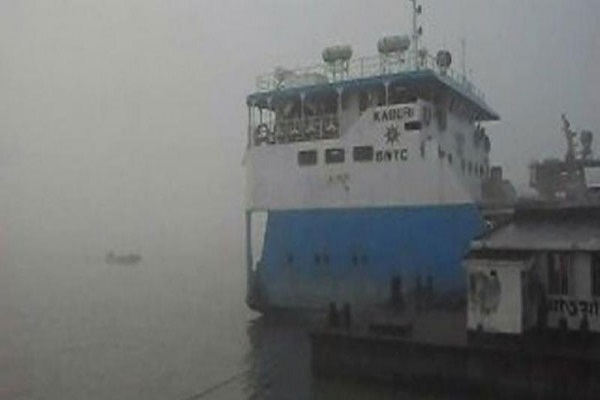 ঘন কুয়াশায় পাটুরিয়া-দৌলতদিয়া রুটে ফেরি চলাচল বন্ধ