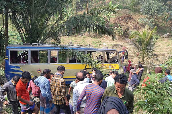 খাগড়াছড়িতে যাত্রীবাহী বাস খাদে পড়ে একজন নিহত