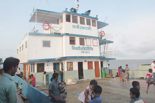 গলাচিপায় বদনাতলী-চরকাজল ফেরি চালু হয়ে পুনরায় বন্ধ 