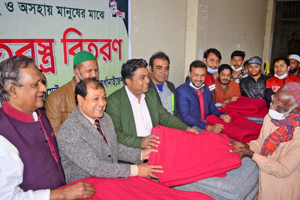 বগুড়ায় প্রতিবন্ধীদের মাঝে শীতবস্ত্র বিতরণ